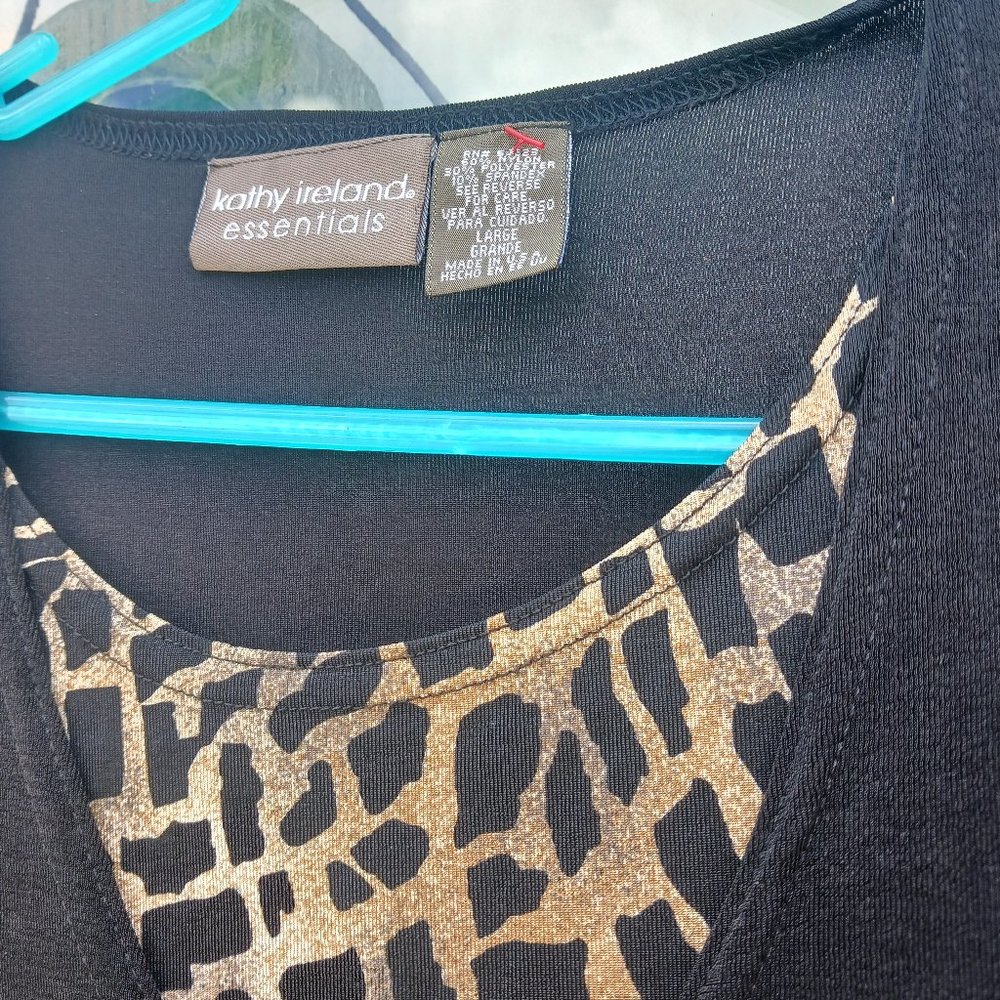 Kathy Ireland black swirl shirt V-neck, size s